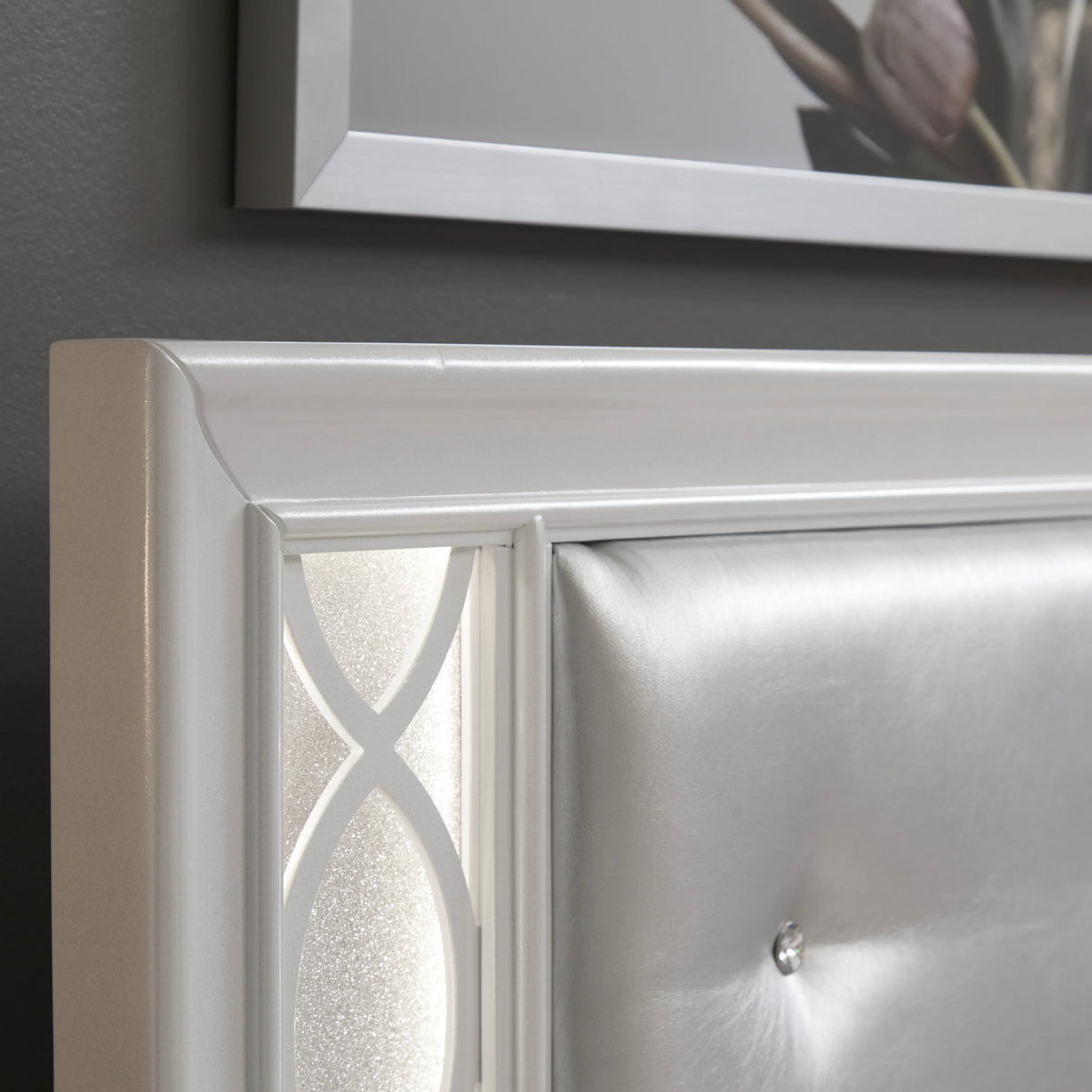 Queen 4-Piece Bedroom Set with LED Lights, Tufted Bed, Dresser, Mirror, and Nightstand in Pearlized White Y60303